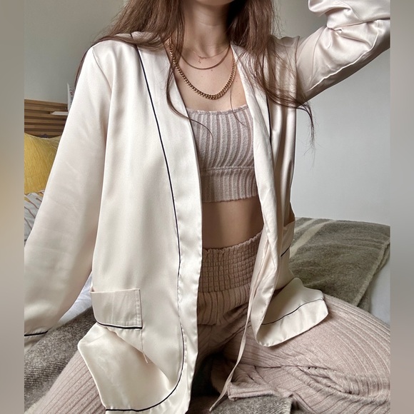 *Victoria's Secret Cream and Black Accent Wrap Mini Robe - Picture 2 of 8